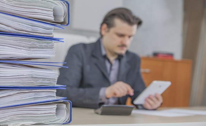 young businessman working from his office 181624 25579